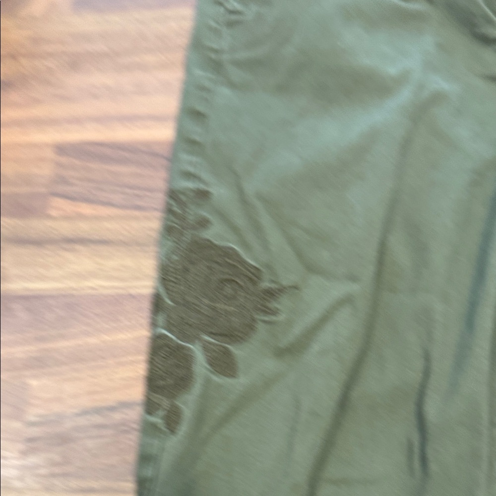 Talbots Olive Green Women’s Capris with Floral Detail - Picture 4 of 4